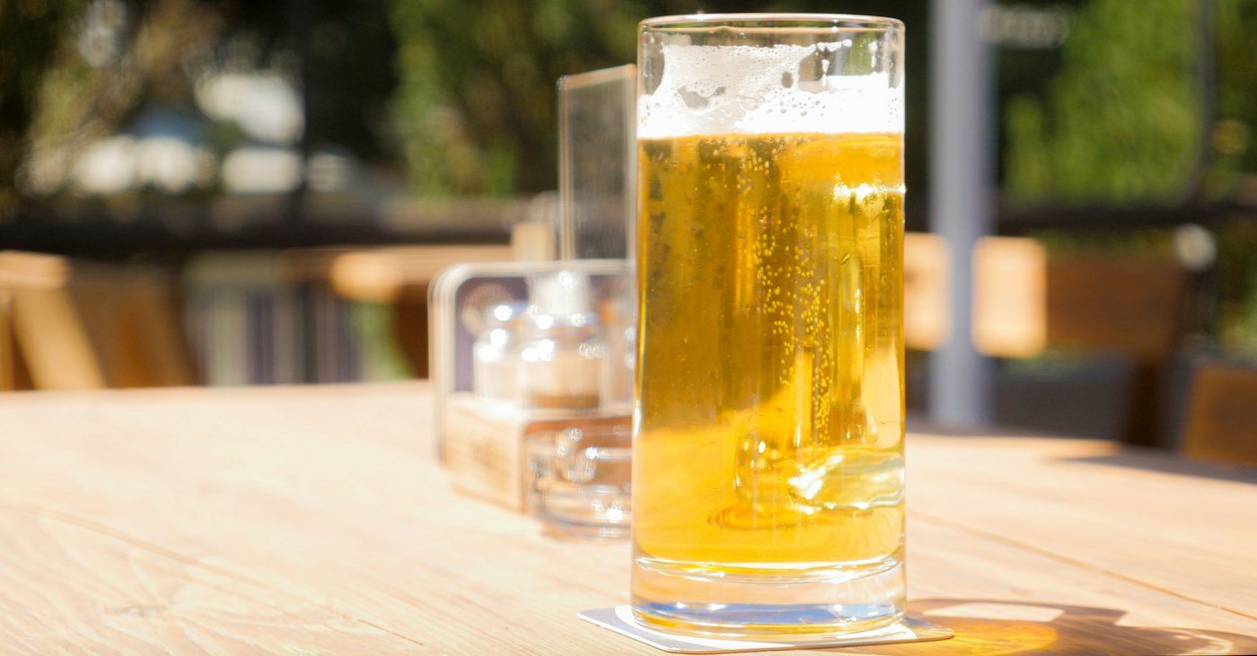 Kühles Bier auf einem Holztisch im Biergarten