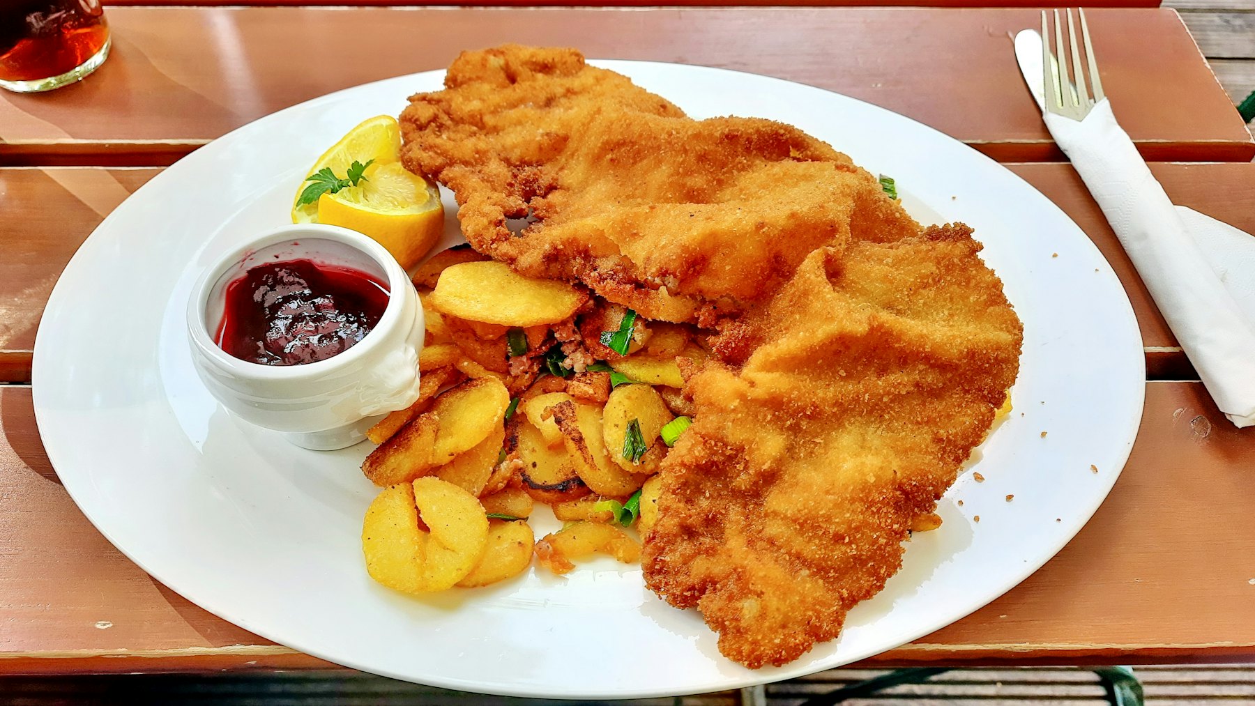 Goldbraunes Schnitzel auf einem Teller